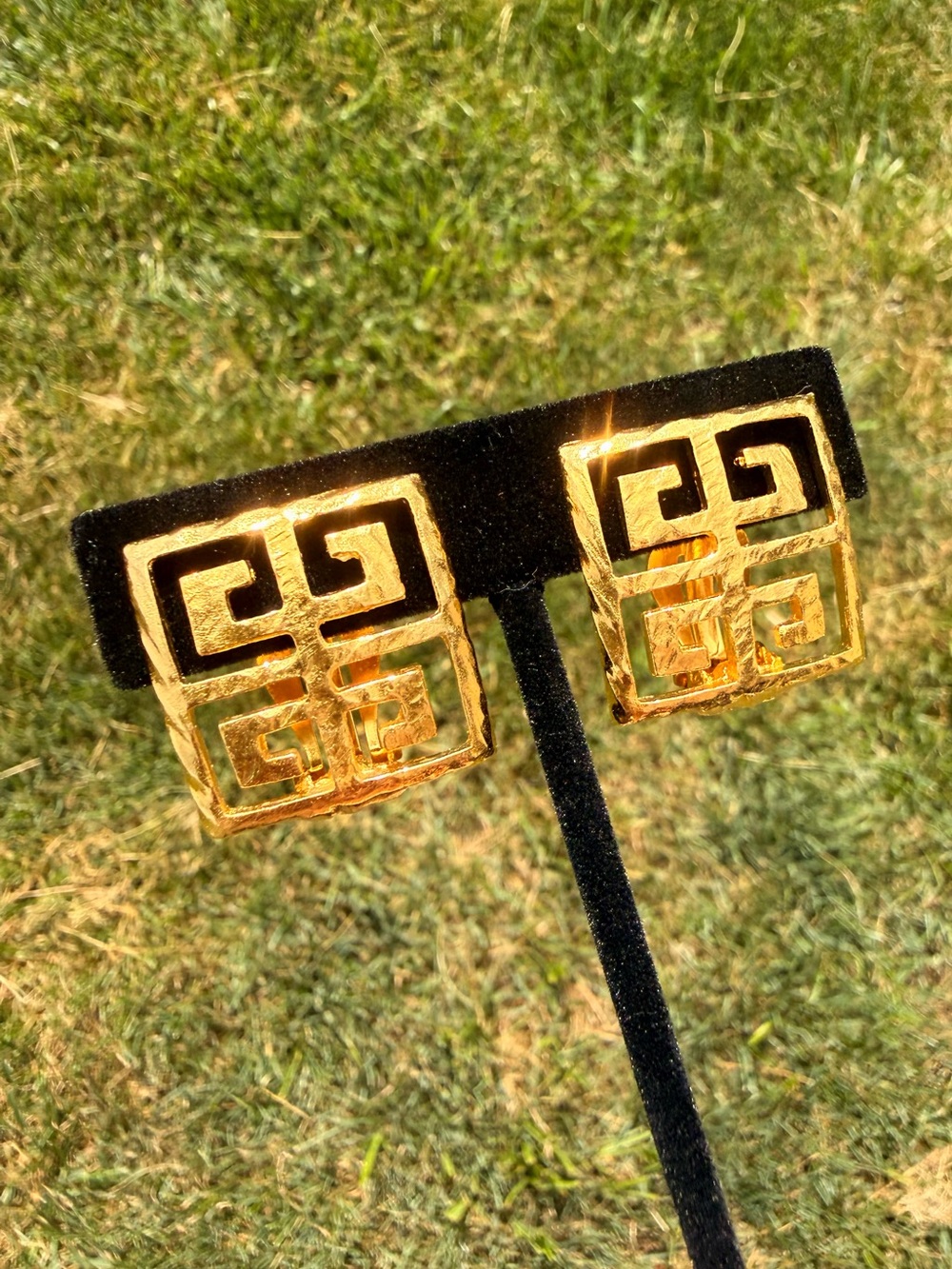 Vintage Givenchy Modernist Hammered Goldtone 4G Earrings - Picture 5 of 6
